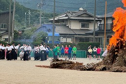 岡谷南高校の南高祭で校庭で行われた火の演出の様子