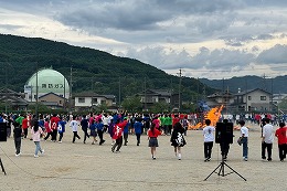岡谷南高校の南高祭で校庭でフォークダンスを楽しむ生徒たち