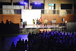 岡谷南高校の南高祭で体育館ステージ発表を行う生徒たち