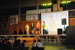 岡谷南高校の南高祭で体育館ステージ発表を披露する生徒たち