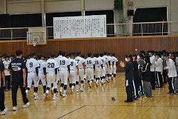 岡谷南高校の壮行会で大会に出場する運動部の生徒が整列する様子