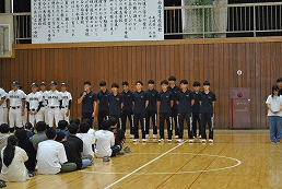 岡谷南高校の壮行会で各部活動の代表が整列する様子