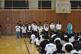 岡谷南高校の壮行会で生徒会役員が挨拶を行う様子