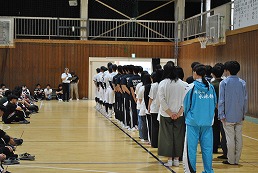 岡谷南高校の壮行会で大会出場選手が整列する様子