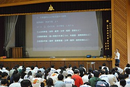岡谷南高校の1年生文理・科目選択説明会で体育館のスクリーンを見ながら説明を聞く生徒たち