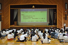 岡谷南高校の1年生文理・科目選択説明会で文理選択や科目についての説明を聞く生徒たち