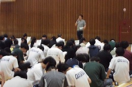 岡谷南高校の科目選択説明会で説明を聞く生徒たち