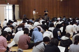 岡谷南高校の科目選択説明会で体育館に集まる生徒たち