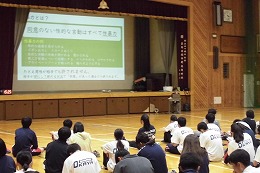 岡谷南高校の性教育講演会で講義を受ける生徒たち