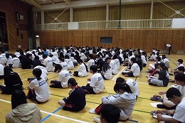 岡谷南高校の性教育講演会で体育館に集まり話を聞く生徒たち