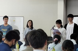 岡谷南高校の図書委員が諏訪高等学校図書委員連絡会で発表を行う様子