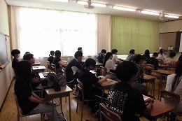 岡谷南高校の全校集会で教室から放送を聞く生徒たち