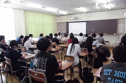 岡谷南高校の全校集会で教室で校長の話を聞く生徒たち