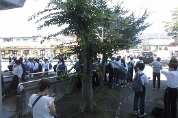 岡谷南高校の中学生体験入学で来校した中学生と在校生の様子