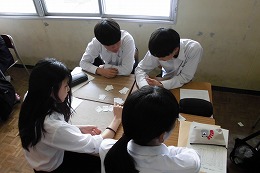 岡谷南高校の中学生体験入学で在校生と交流する中学生
