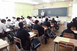 岡谷南高校の中学生体験入学で授業体験に参加する中学生たち