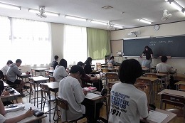 岡谷南高校の夏季休業中セミナーで教室で授業に取り組む生徒たち