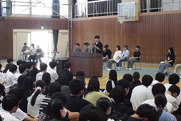 岡谷南高校の生徒会選挙で立会演説を行う立候補者と生徒たち