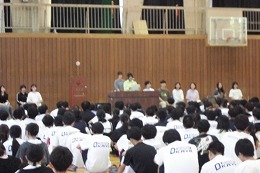 岡谷南高校の生徒会選挙で体育館に集まり演説を聞く生徒たち