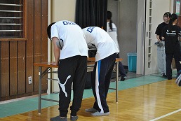 岡谷南高校の生徒会選挙で投票用紙を記入する生徒たち