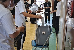 岡谷南高校の生徒会選挙で投票箱に投票する生徒たち