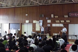 岡谷南高校の共通テスト説明会で進路担当教員の説明を聞く3年生