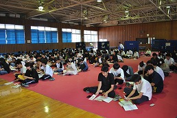 岡谷南高校の共通テスト説明会で体育館に集まり説明を受ける3年生