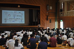 岡谷南高校の1年小論文講演会で講師の説明を聞く生徒たち