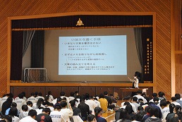 岡谷南高校の1年小論文講演会でスクリーンを使った講義を受ける生徒たち