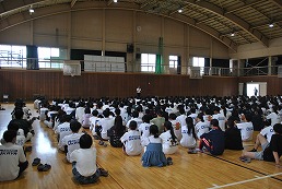 岡谷南高校の避難訓練で体育館に集まり説明を聞く生徒たち