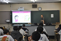 岡谷南高校の1日大学で心理学の模擬講義を受ける生徒たち