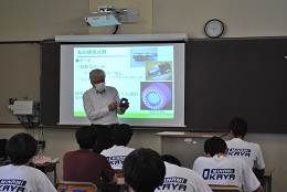 岡谷南高校の1日大学で講師の講義を受ける生徒たち