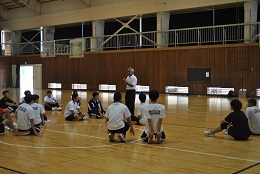 岡谷南高校の1日大学で体育館での体験型授業に参加する生徒たち