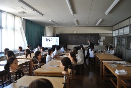 岡谷南高校の1日大学で教室の模擬講義を受講する生徒たち