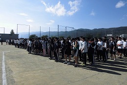 岡谷南高校 秋季クラスマッチの開会式で整列する生徒たち
