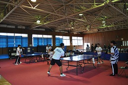 岡谷南高校 秋季クラスマッチで卓球を行う生徒