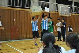 岡谷南高校 秋季クラスマッチ閉会式で表彰を受ける生徒