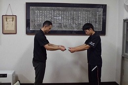岡谷南高校 国民スポーツ大会出場選手へ激励金を贈呈する様子