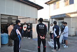 岡谷南高校 諏訪湖周辺の清掃活動に参加する生徒たちの集合の様子