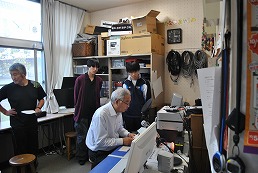 岡谷南高校 数学科齋藤先生の離任式で放送による挨拶を行う様子