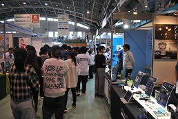 岡谷南高校 工業メッセ見学で企業ブースを見学する1年生