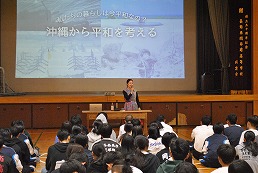 岡谷南高校 修学旅行事前講演会で講師の講演を聞く2年生