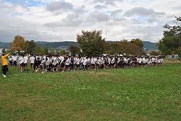 岡谷南高校 諏訪縦断強歩大会のスタート前に芝生広場に集まる生徒
