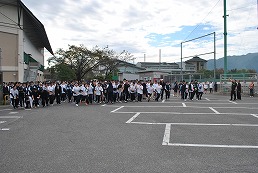 岡谷南高校 諏訪縦断強歩大会の出発前に整列する生徒たち