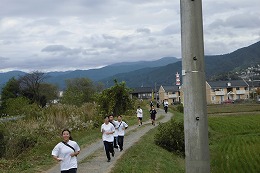 岡谷南高校 諏訪縦断強歩大会で山間の道を歩く生徒たち