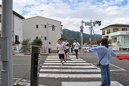 岡谷南高校 諏訪縦断強歩大会で横断歩道を渡る生徒と誘導する係