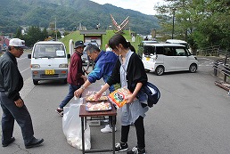 岡谷南高校 諏訪縦断強歩大会でPTAが運営する給水所の様子