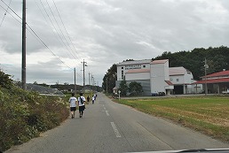 岡谷南高校 諏訪縦断強歩大会で長距離コースを歩く生徒