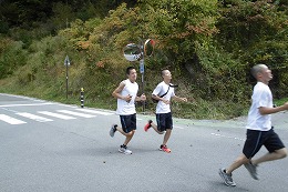 岡谷南高校 諏訪縦断強歩大会で道路を走る生徒