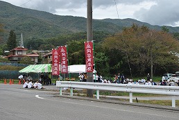岡谷南高校 諏訪縦断強歩大会の休憩地点に集まる生徒たち